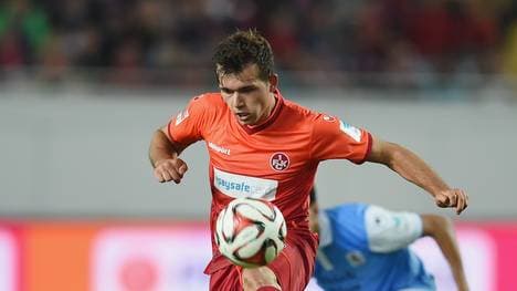 Kevin Stöger vom 1. FC Kaiserslautern führt den Ball