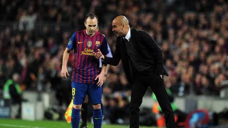 Pep Guardiola (r.) und Andres Iniesta kennen sich aus gemeinsamen Zeiten beim FC Barcelona