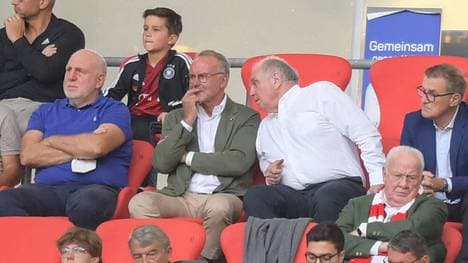 Uli Hoeneß (2.v.r.) im Gespräch mit Karl-Heinz Rummenigge