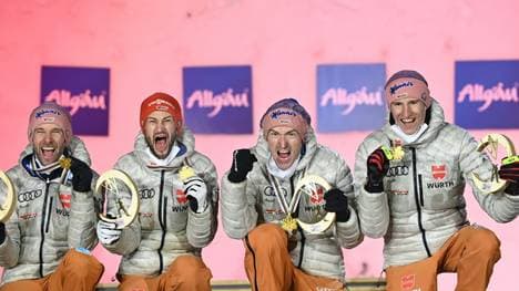 Severin Freund (2.v.r.) freut sich über WM-Gold mit dem Team