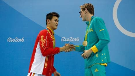 Mack Horton (r.) nach dem Rennen beim Handshake mit Sun Yang