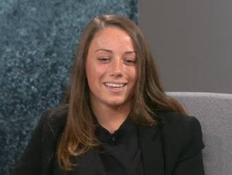 Rennfahrerin Carrie Schreiner ist nur 1,53 Meter groß. Genau das sorgt ab und zu für Verwirrung. Selbst bei einer Mietwagenfirma, traut man ihr nicht wirklich zu ein Auto zu führen. Ein Kampf gegen die Klischees.