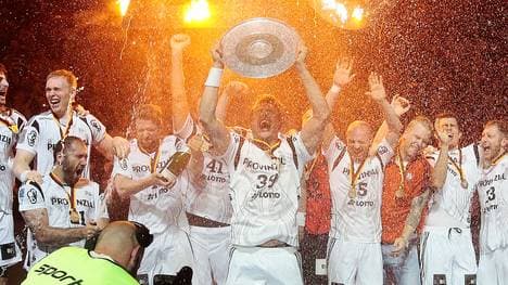 Die 20. Schale ist unter Dach und Fach: Kapitän Filip Jicha und seine Kieler feiern