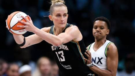 Leonie Fiebich (l.) für New York Liberty im Einsatz