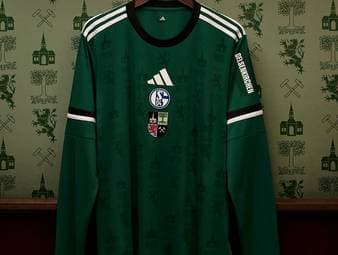 Zum 150. Geburtstag der Stadt Gelsenkirchen hat der FC Schalke 04 ein Sondertrikot auf den Markt gebracht. 