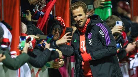 Harry Kane steht den Fans für Selfies zur Verfügung