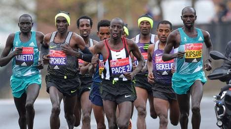 Eliud Kipchoge (2.v.l.) and Wilson Kipsang (r.) gelten als Favoriten beim Berlin-Marathon 2017