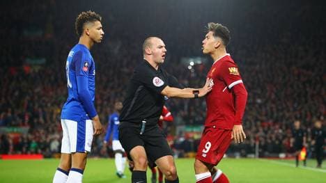Schiedsrichter Robert Madley trennt Mason Holgate (l.) und Roberto Firmino (r.) voneinander