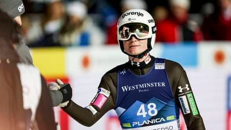 Anze Lanisek hilft in seiner Heimat, um die Schäden der Überschwemmungen zu beseitigen