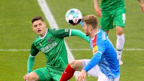 Kiels Alexander Mühling (r.) im Duell mit Florent Muslija von Hannover 96