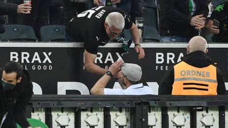 Trainer Steffen Baumgart verschenkt seine Mütze an einen Gladbach-Fan