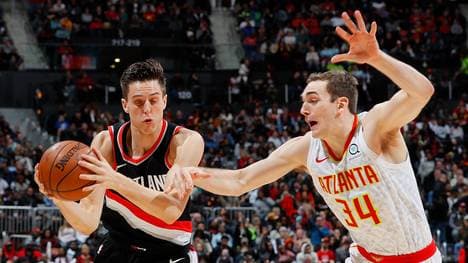 Basketball: ALBA Berlin holt Tyler Cavanaugh, Dennis Clifford geht, Tyler Cavanaugh (links) spielte in der NBA unter anderem für die Atlanta Hawks 