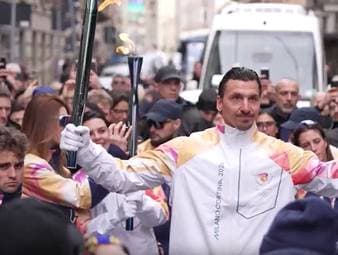 Kurz vor Beginn der Olympischen Winterspiele hielt der ehemalige schwedische Fußballspieler Zlatan Ibrahimovic die Olympische Fackel hoch und lief durch Mailand.