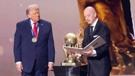 Gianni Infantino (r.) verleiht Donald Trump den FIFA Friedenspreis