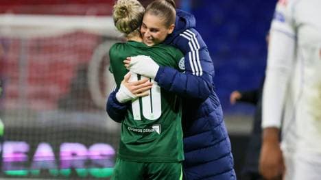 Jule Brand (r.) spendet Trost