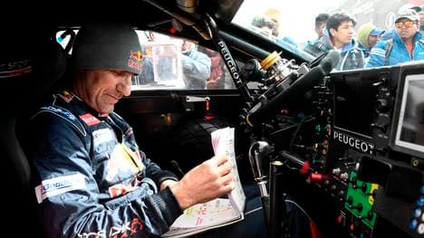 Stephane Peterhansel saß zu lange wegen Reperaturarbeiten in seinem Peugeot