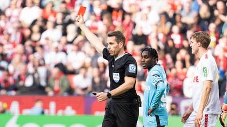 Tobias Stieler zeigte Jan Thielmann nach 14 Minuten die Rote Karte