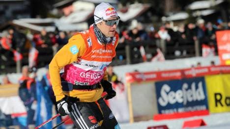 Vinzenz Geiger läuft am Podest vorbei