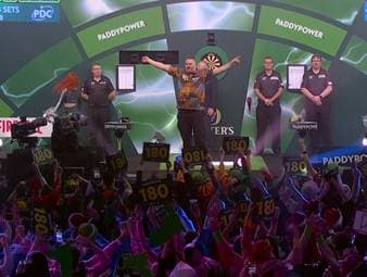 Wesley Plaisier sorgt schon vor dem Spiel gegen Lukas Wenig mit seinem Walk On für gute Stimmung. Seinen Song "Angels" feiert der Ally Pally lautstark.