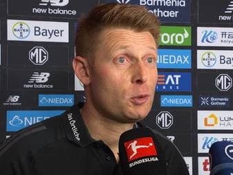 Harry Kane spielt vor einem Bayern-Treffer den Ball minimal mit dem Arm. Schiedsrichter Christian Dingert erklärt im Nachgang den Sachverhalt. 