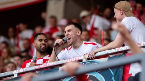 Brajan Gruda feiert mit den Mainzer Fans den Sieg über Hoffenheim