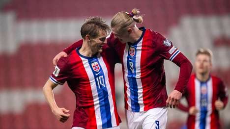 Martin Ödegaard (l.) bereitete drei Treffer gegen Israel vor