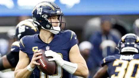 Justin Herbert mit Schutzhandschuh