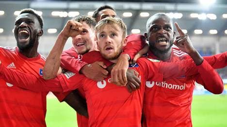 Tommy Doyle (Mitte) erlöste den HSV kurz vor Schluss