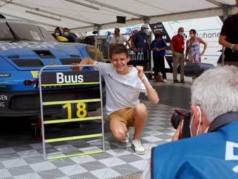 Der dänische Nachwuchspilot Bastian Buus feiert in Monza seine Volljährigkeit und wird vor dem Rennen von dem gesamten Team mit einer Geburtstagsfeier überrascht. 