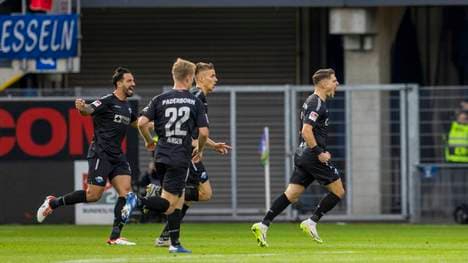Florent Muslija (r.) erzielte gegen St. Pauli ein Tor aus der eigenen Hälfte