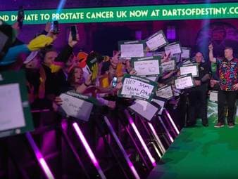 Ricky Evans ist für seine ausgefallenen Walk-ons bekannt. Mit einem besonderen Einfall sorgt er auch bei Gegner Charlie Manby für einen Lacher.