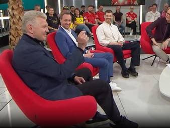 Angesprochen auf die Kommentare von Oliver Kahn in Richtung Jamal Musiala, kann sich SPORT1-Experte Stefan Effenberg eine Spitze gegen den Ex-Bayern-Spieler nicht verkneifen. 