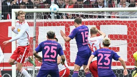 Die Düsseldorfer Führung: Oberdorf (15) köpft ein