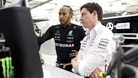 Toto Wolff (l.) ist bei Mercedes noch Boss von Lewis Hamilton
