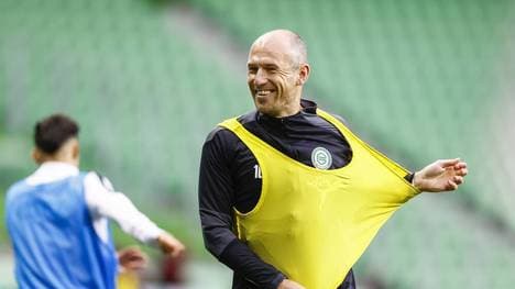 Arjen Robben scherzt im Interview über fehlendes Licht am Fahrrad