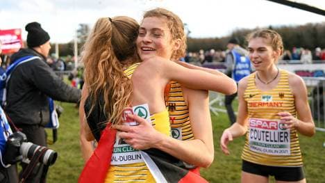 Konstanze Klosterhalfen gratuliert Alina Reh nach ihrer Bronzemedaille.