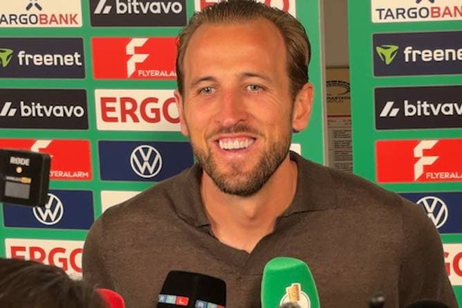 "Triple!" Hier korrigiert Kane einen Reporter