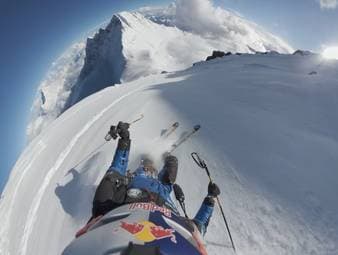 Der polnische Extrem-Bergsteiger Andrzej Bargiel fährt als erster Mensch überhaupt mit Skiern vom Mount Everest ins Base Camp.