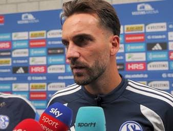 Beim Testspiel des FC Schalke 04 kam es zu einem Schreckmoment: Kapitän Kenan Karaman blieb nach nach einem unglücklichen Zweikampf am Boden liegen und musste behandelt werden. Nun spricht der Kapitän selbst über die Szene.