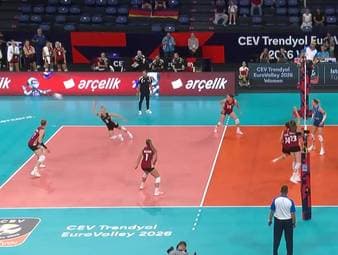 Die deutschen Volleyballerinnen erwischen einen krachenden Fehlstart in die EM. Im ersten Satz liegt das DVV-Team früh mit 1:7 zurück - und die entscheidende Wende bleibt im gesamten Spiel aus.