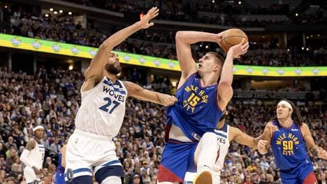 Nikola Jokic (r.) wurde der NBA MVP-Award überreicht 