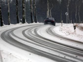 Sicher bei Schneeglätte - Sieben Tipps für Autofahrer im Winter