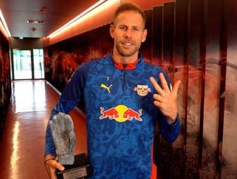 Peter Gulacsi von RB Leipzig blieb in der vergangenen Saison in 14 Partien ohne Gegentor. Kein anderer Torhüter konnte eine bessere Bilanz vorweisen und damit geht die Auszeichnung der Weissen Weste an den RB-Torhüter.
