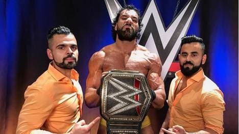 Jinder Mahal (M., mit den Singh Brothers) beleidigte bei WWE SmackDown Live Shinsuke Nakamura rassistisch