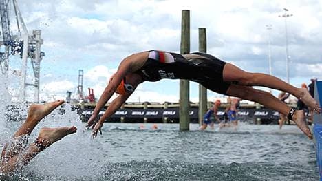 Anja Knapp stürzt sich ins Wasser