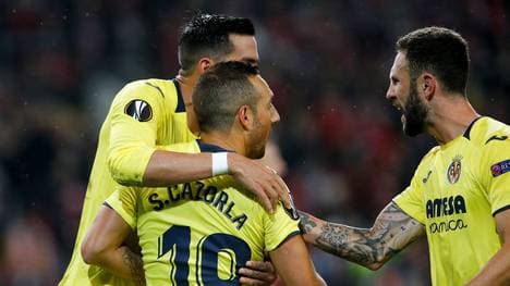 Santi Cazorla (M.) traf in der Nachspielzeit zum Ausgleich