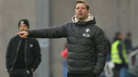 Darmstadts Trainer Florian Kohfeldt zeigt den Weg