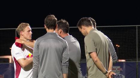 Xaver Schlager (l.) diskutiert mit dem Leipziger Trainerteam