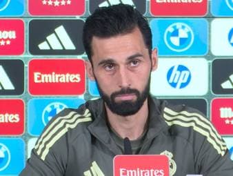 Kylian Mbappe hat die vergangenen Spiele von Real Madrid aufgrund anhaltender Knieprobleme verpasst. Sein Trainer Alvaro Arbeloa, gibt einen Ausblick, wann der französische Superstar wieder einsatzfähig sein wird.