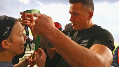 Der glücklichste Moment seines Lebens: Der 14-jährige Charlie Lines bekommt von Neuseelands Sonny Bill Williams die Goldmedaille um den Hals gehängt